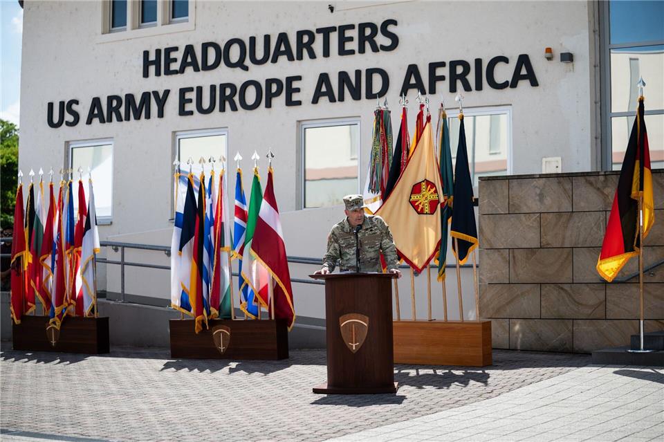 General Christopher Donahues Abschied am US-Militärstandort Wiesbaden geht feierlich im Freien über die Bühne.Hannes P. Albert/dpa