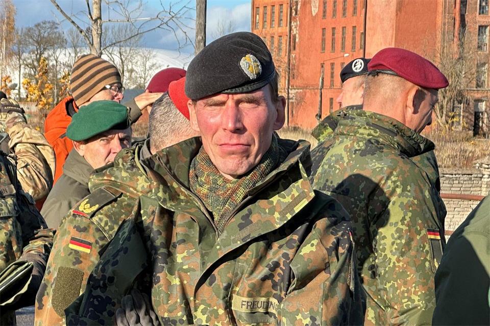 Generalleutnant Christian Freuding an der Nato-Ostflanke mit der Grenze zu Russland.Carsten Hoffmann/dpa