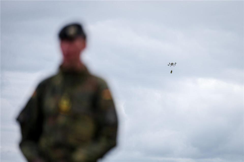 Generalleutnant Christian Freuding vor Drohne am Himmel Kay Nietfeld/dpa