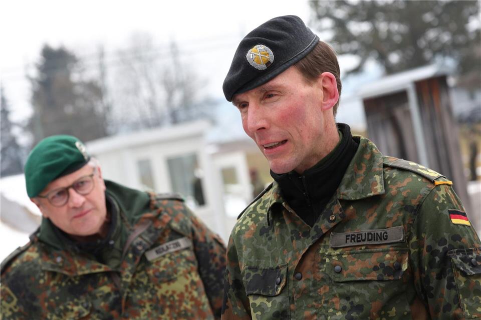 Generalleutnant Freuding (r) sieht „individuelle Verfehlungen, die individuell auch geahndet werden“. (Archivbild)Karl-Josef Hildenbrand/dpa