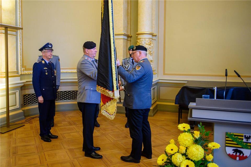 Generalmajor Andreas Henne (r) bei der Übergabe der Truppenfahne des Landeskommandos Sachsen-Anhalt an Oberst Thorsten Alme.Klaus-Dietmar Gabbert/dpa
