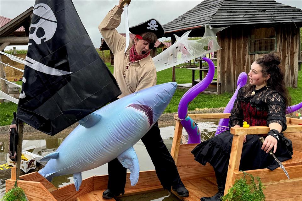 In Marbeck sind die Piraten los Generalprobe für den Hai-Angriff: Darsteller sorgen für den (kindgerechten) Gruselfaktor.