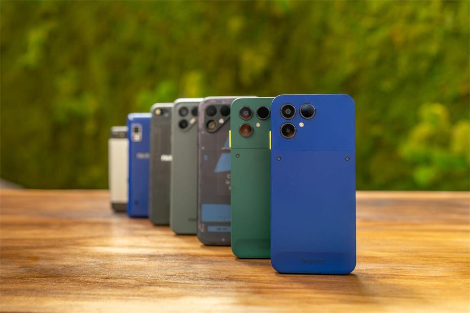 Generationen 1 bis 6+: Der niederländische Hersteller Fairphone produziert seit zehn Jahren umweltfreundliche Smartphones. Fairphone/dpa-tmn