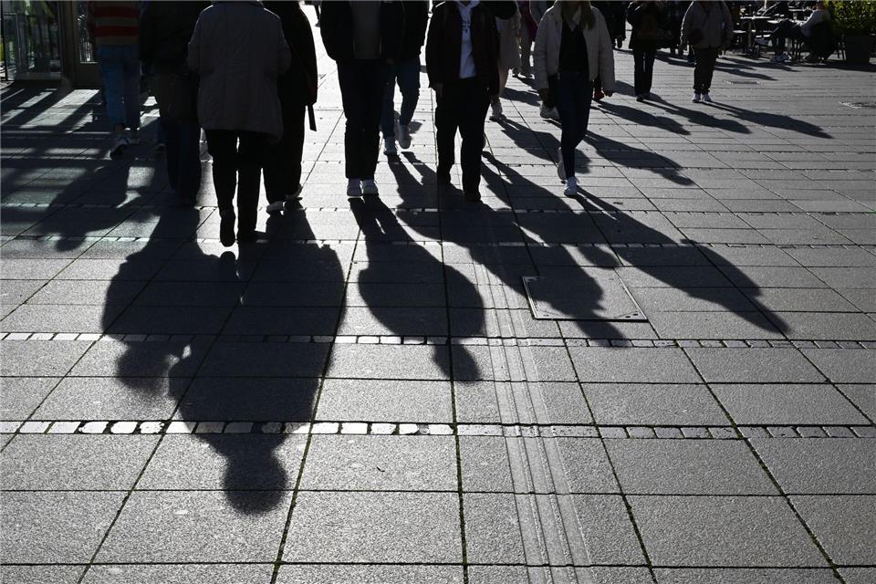 Generell stellen die Wissenschaftler „Gewöhnungseffekte und Normalisierung“ bei rechtsextremen Einstellungen fest. (Symbolbild)Bernd Weißbrod/dpa