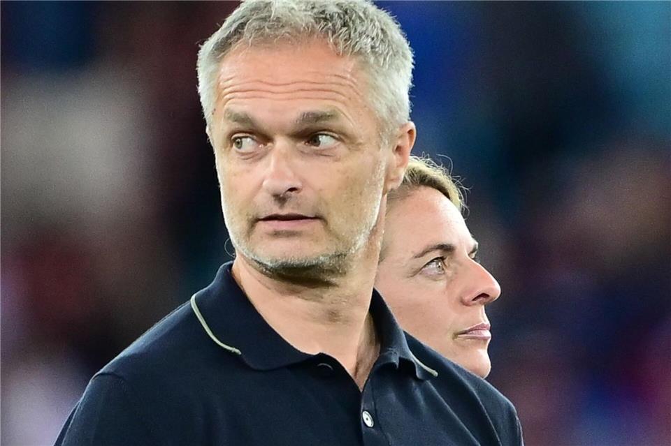 Genießt das Vertrauen von Sportdirektorin Nia Künzer (r): Bundestrainer Christian Wück. (Archivbild) Sebastian Christoph Gollnow/dpa