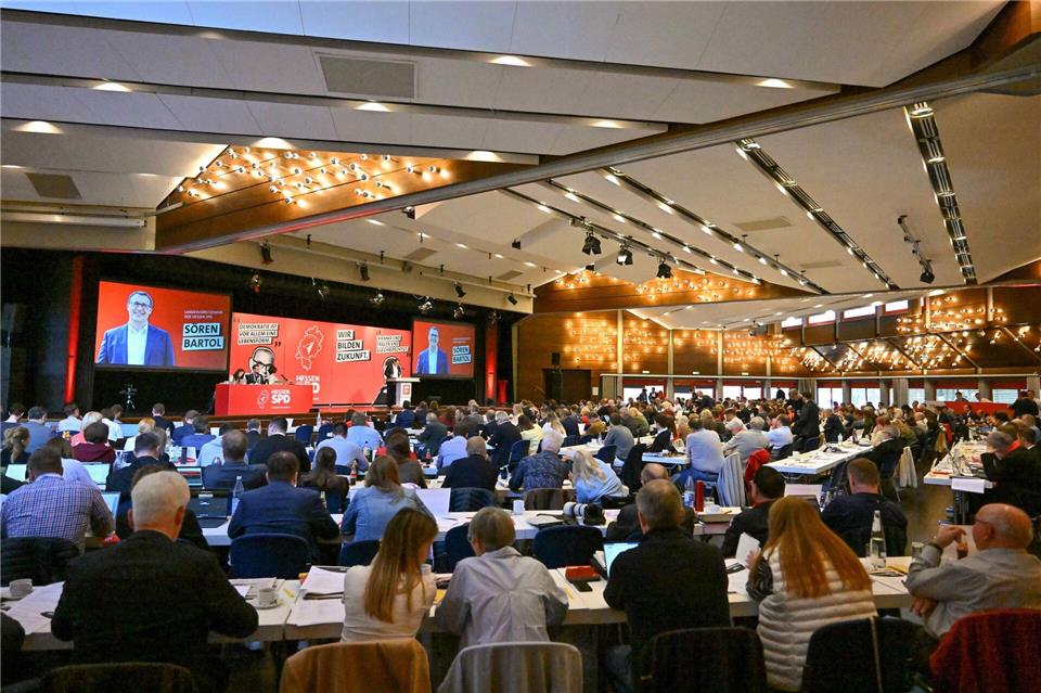 Genossen stärken Mansoori den Rücken.Swen Pförtner/dpa