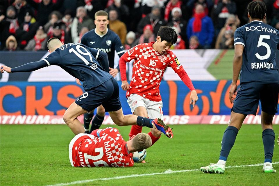 Gent statt Nantes: Hyun-seok Hong (M) soll nun in Belgien Spielpraxis sammeln. (Archivbild)Torsten Silz/dpa