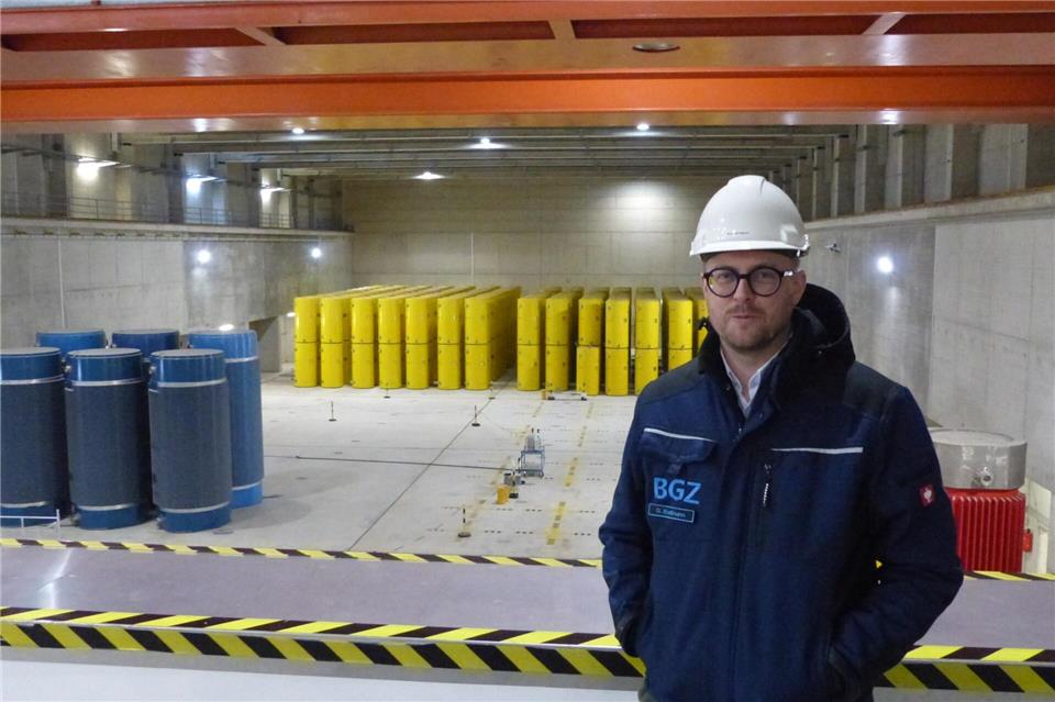 Genug Platz ist im Zwischenlager Ahaus – hier mit Dr. David Knollmann, Pressesprecher der BGZ, bei einer Besichtigung. Dort soll demnächst auch Atommüll aus Garching untergebracht werden. Rechtliche Schritte gegen die Einlagerung zieht die Stadt Ahaus zurück.