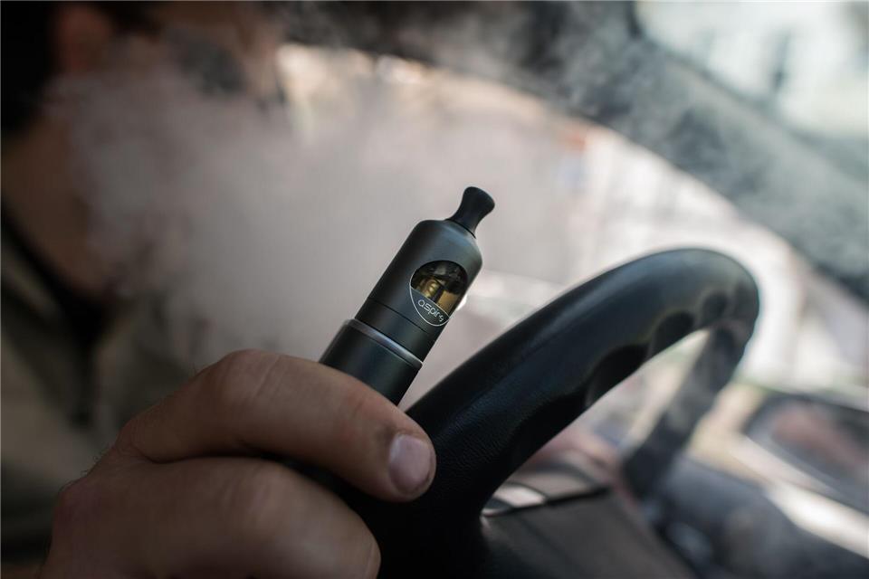 Genuss mit Folgen: Wer ein paar Dinge beim Gebrauch der E-Zigarette im Auto nicht beachtet, kann schnell ein Bußgeld kassieren.picture alliance / dpa Themendienst