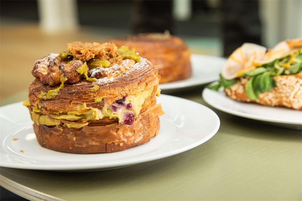 Genuss mit Suchtfaktor: Das traditionelle Croissant bekommt einen Trend-Boost - als New York Rolls mit besonderen Füllungen wie Blaubeer-Pistazie.Christin Klose/dpa-tmn