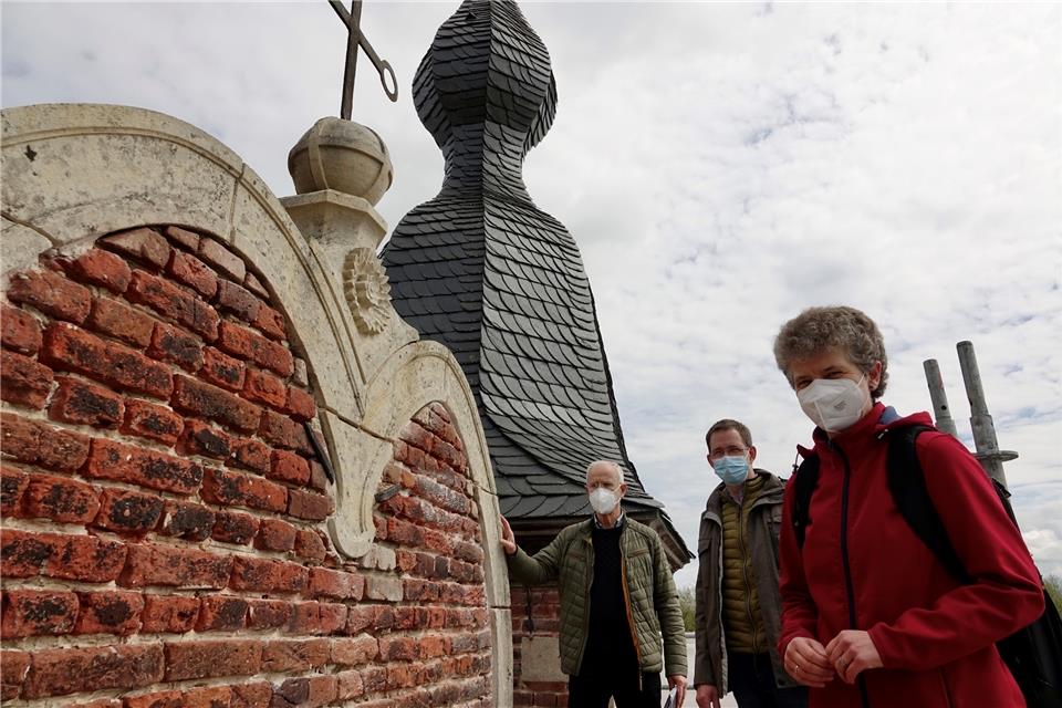 Georg Badurczyk vom Kirchenvorstand, Thomas Vestrick von der Zentralrendantur des Dekanats Borken und Architektin Monika Göddeker (von links) auf dem Gerüst an der Giebelseite der Schlosskapelle Sankt Sebastian. Dort laufen Sanierungsarbeiten.
