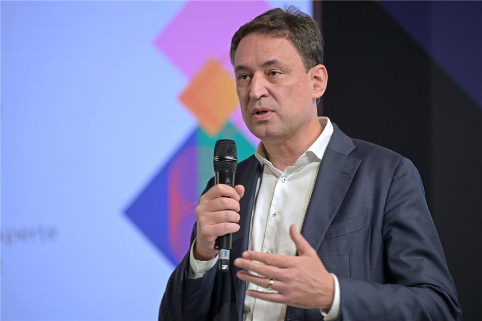 Georg Eisenreich gibt die Verlängerung der Initiative „Justiz und Medien - konsequent gegen Hass“ bekannt.Malin Wunderlich/dpa