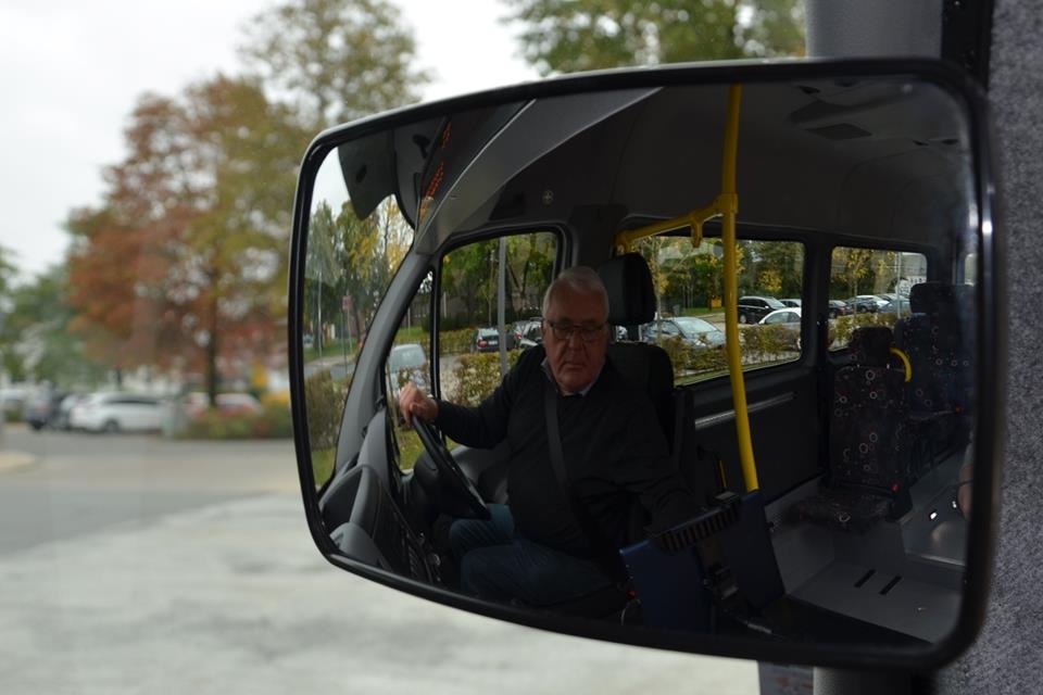 Georg Feldkamp ist Vereinsvorsitzender und einer der Fahrer des Borkener Bürgerbusses, der auch nach Heiden fährt.