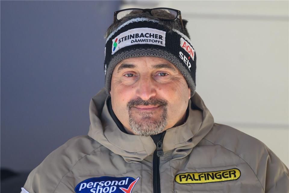 Georg Hackl, genannt Hackl Schorsch, Technik-Trainer von Österreich, verfolgt den Lauf. Nach dem Weltcup-Finale geht er in die Rodel-Rente. Robert Michael/dpa