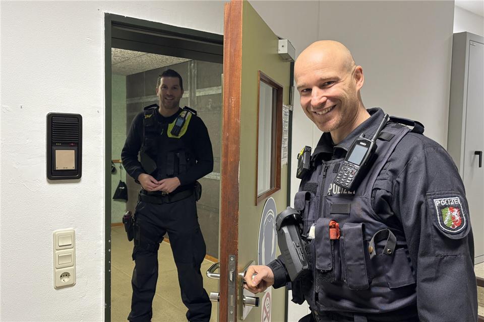 Georg Kuczera (rechts) und Tobias Borkes öffnen für den BZ-Adventskalender die Tür des „Schießkellers“.