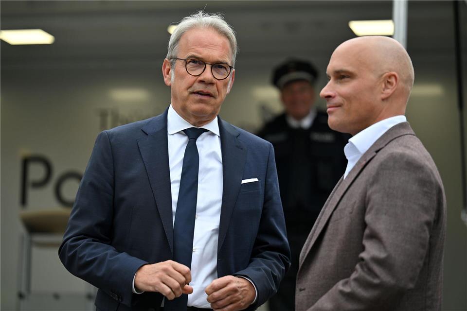 Georg Maier (l., SPD), Minister für Inneres und Kommunales, und Andreas Horn (r., CDU), Oberbürgermeister von Erfurt. Um die nach Verzögerung in Betrieb gegangene Videoaufzeichnungsanlage gab es viel Streit und datenschutzrechtliche Bedenken.Martin Schutt/dpa