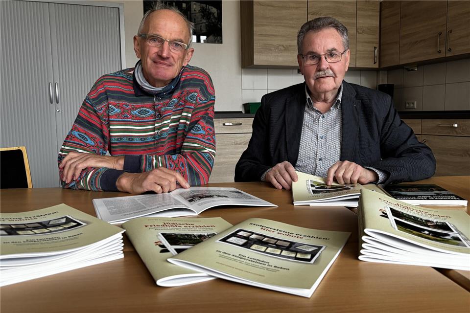 Georg Meirick (rechts) hat vor 41 Jahren die Forschung über die jüdischen Friedhöfe in Reken angestoßen. Ulrich Hengemühle hat sie ab 2018 fortgesetzt.