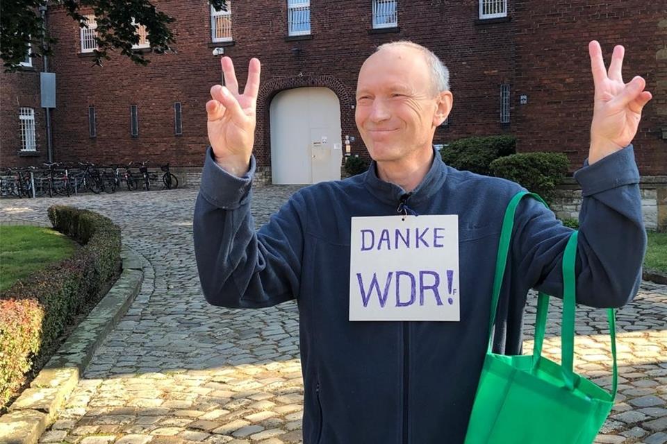 Georg Thiel mit einer triumphierenden Geste bei seiner Freilassung am Dienstagmorgen vor der JVA Münster.
