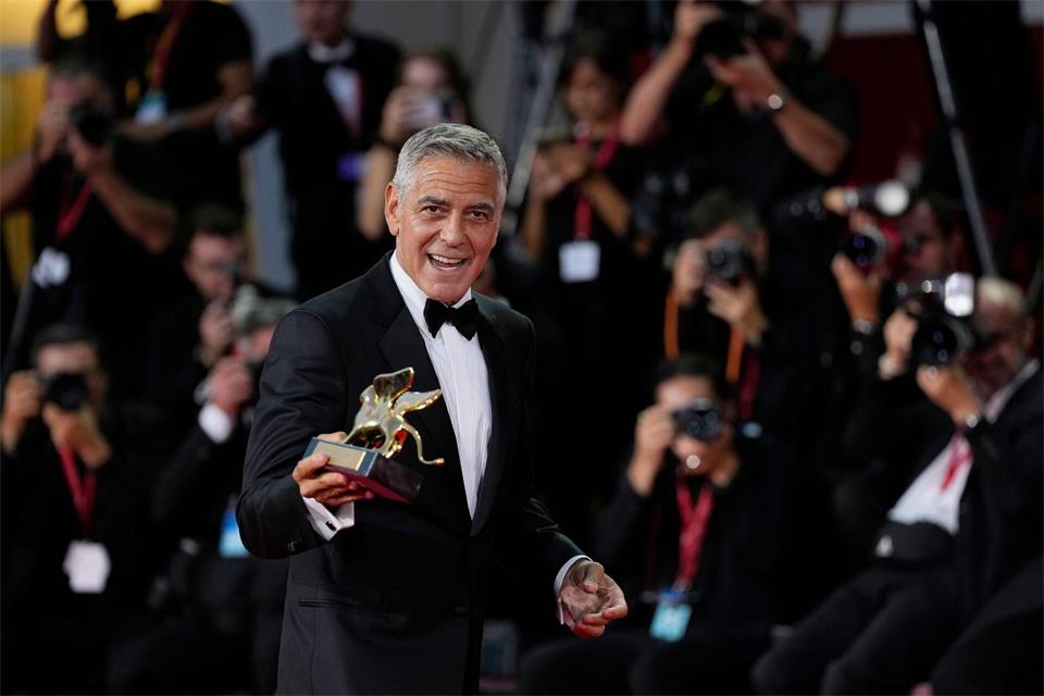 George Clooney posiert bei der 83. Ausgabe der Filmfestspiele von Venedig mit dem Goldenen Löwen für sein Lebenswerk vor den Fotografen.Alessandra Tarantino/Invision/AP/dpa