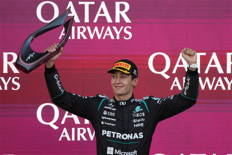 George Russell feiert in Baku einen Zittersieg.Darko Bandic/AP/dpa