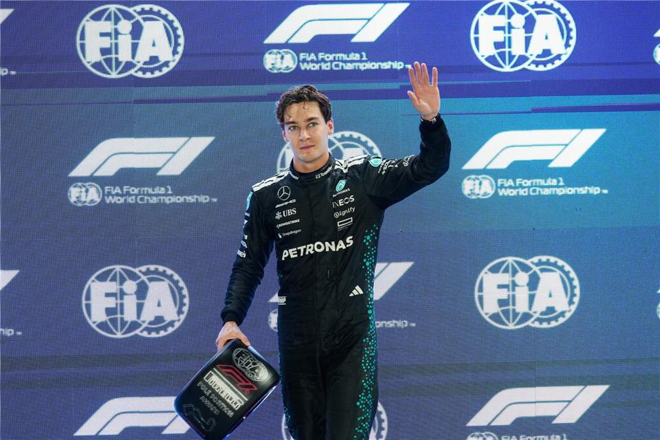 George Russell holte sich mit einem Streckenrekord die Pole Position.Vincent Thian/AP/dpa