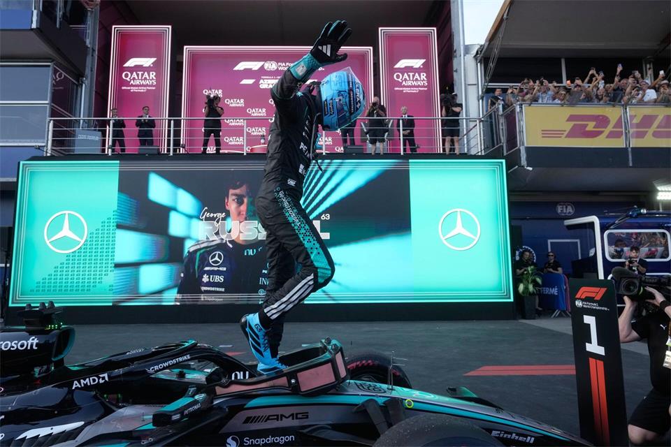 George Russell kann in Baku feiern.Pavel Bednyakov/AP/dpa