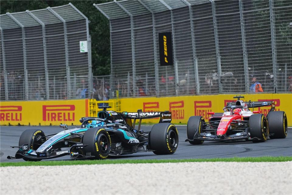 George Russell (l) und Charles Leclerc duellieren sich hart.Scott Barbour/AP/dpa
