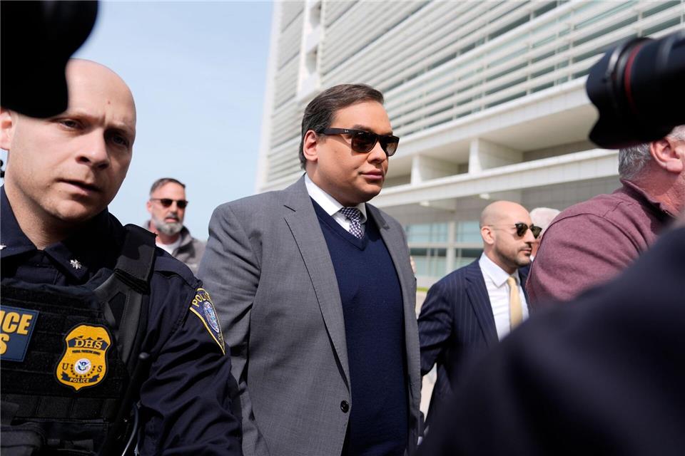 George Santos wurde ursprünglich zu 87 Monaten Gefängnis verurteilt. (Archivbild)Julia Demaree Nikhinson/AP/dpa