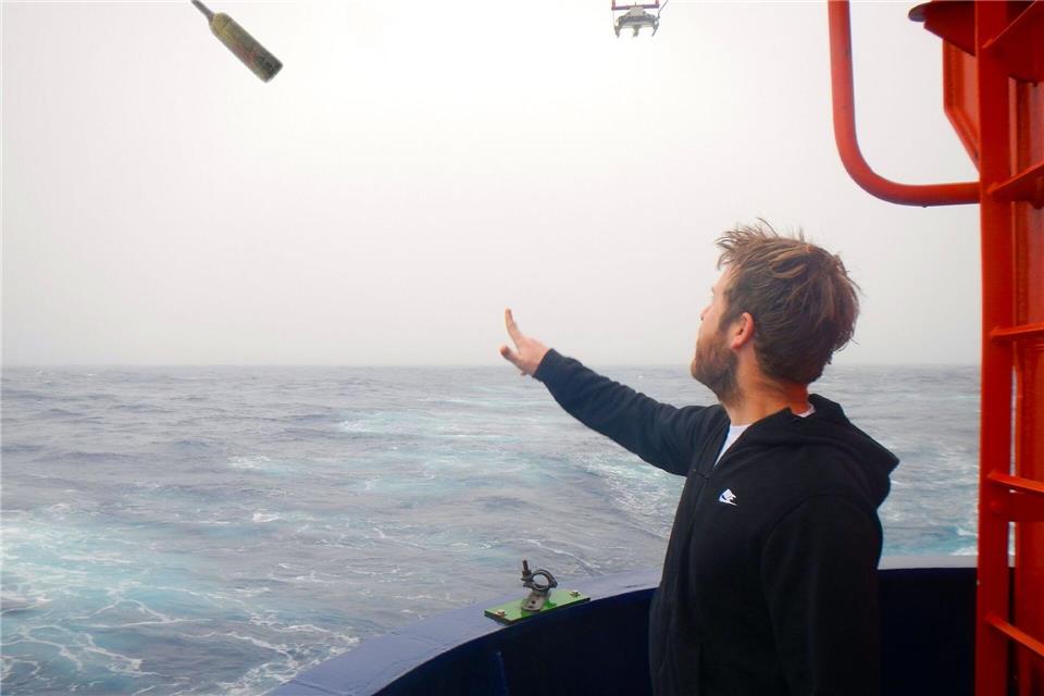 Geowissenschaftler Klages ist immer noch erstaunt und froh, dass die Flaschenpost die lange Reise überstand und gefunden wurde.Thomas Ronge/Alfred-Wegener-Institut /dpa