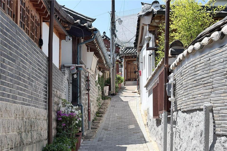 Gepflasterte Gassen zwischen traditionellen Holzhäusern: das Hanok-Viertel Bukchon.Annette Meinke-Carstanjen/dpa-tmn