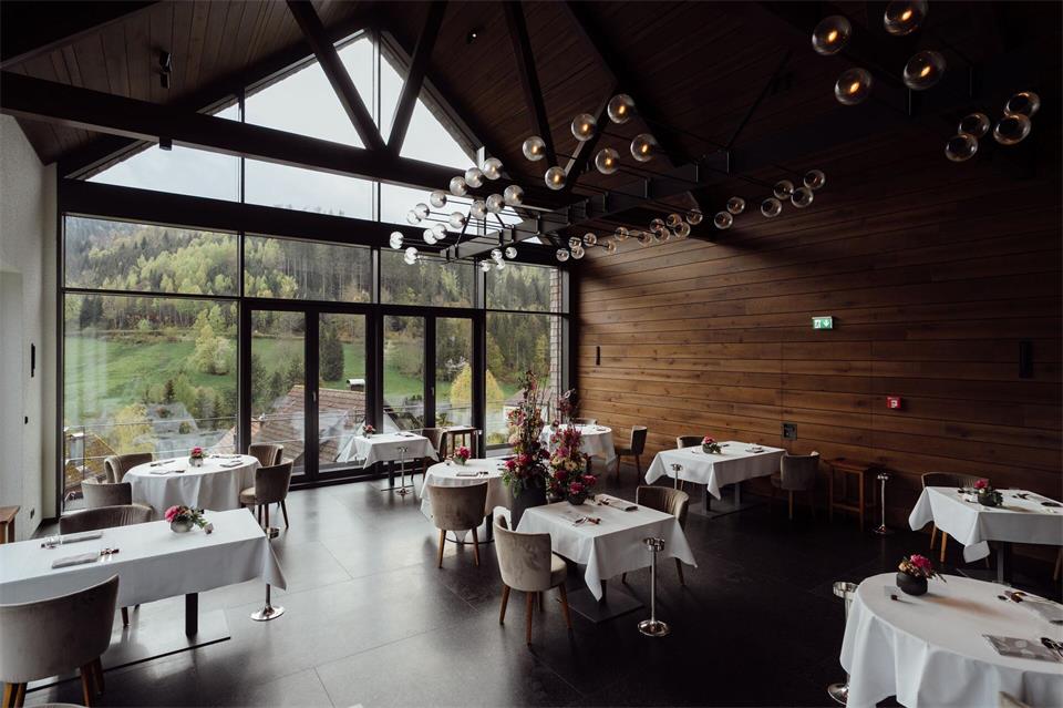 Gepflegt speisen mit Blick ins Tonbachtal kann man in der „Schwarzwaldstube“ im Hotel „Traube Tonbach“.Bernhard Kahrmann/Traube Tonbach/dpa-tmn