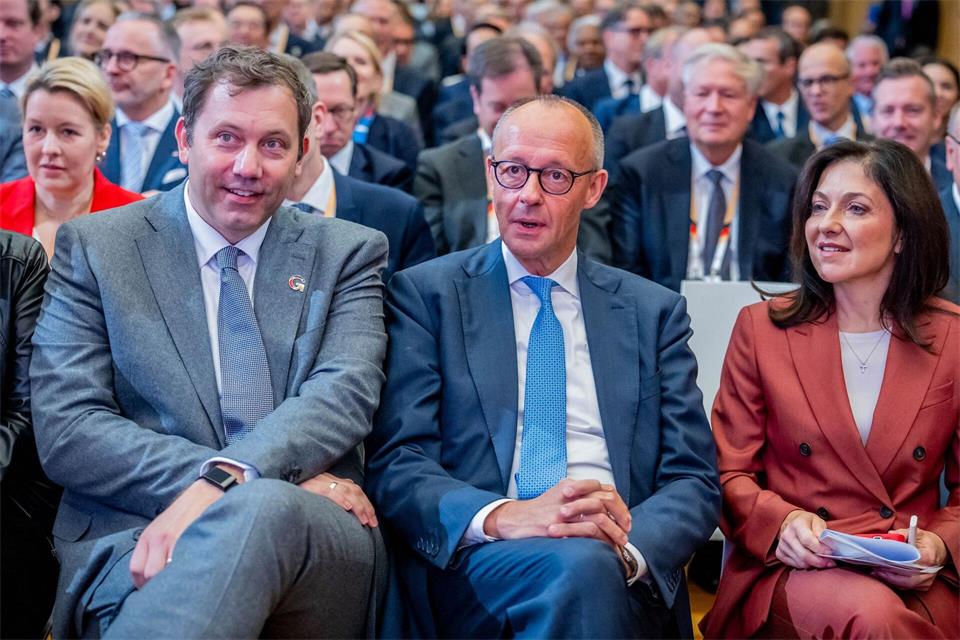 Geplant sind auch Reformen der Sozialsysteme, um Sozialausgaben zu stabilisieren sowie Flexibilisierungen im Arbeitsmarkt.Michael Kappeler/dpa