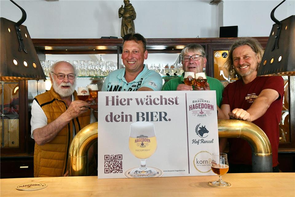 Getreide aus dem Kreis Borken für Bier und Brot Geplante Beschilderung an Getreidefeldern – darauf stoßen vom Verein Korn B an (von links): Walter Hüsges („Chevalier“, Wesel-Büderich), Landwirt Berthold Renzel (Bocholt-Barlo), Wilhelm Kloppert („Feldschlösschen“, Hamminkeln) und Klaus Passerschröer (Brauerei Hagedorn, Rhede).