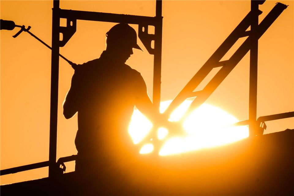 Gerade Beschäftigte auf dem Bau haben ein besonders hohes Risiko für Hautkrebs, weil sie oft stark der Sonne ausgesetzt sind.picture alliance/dpa