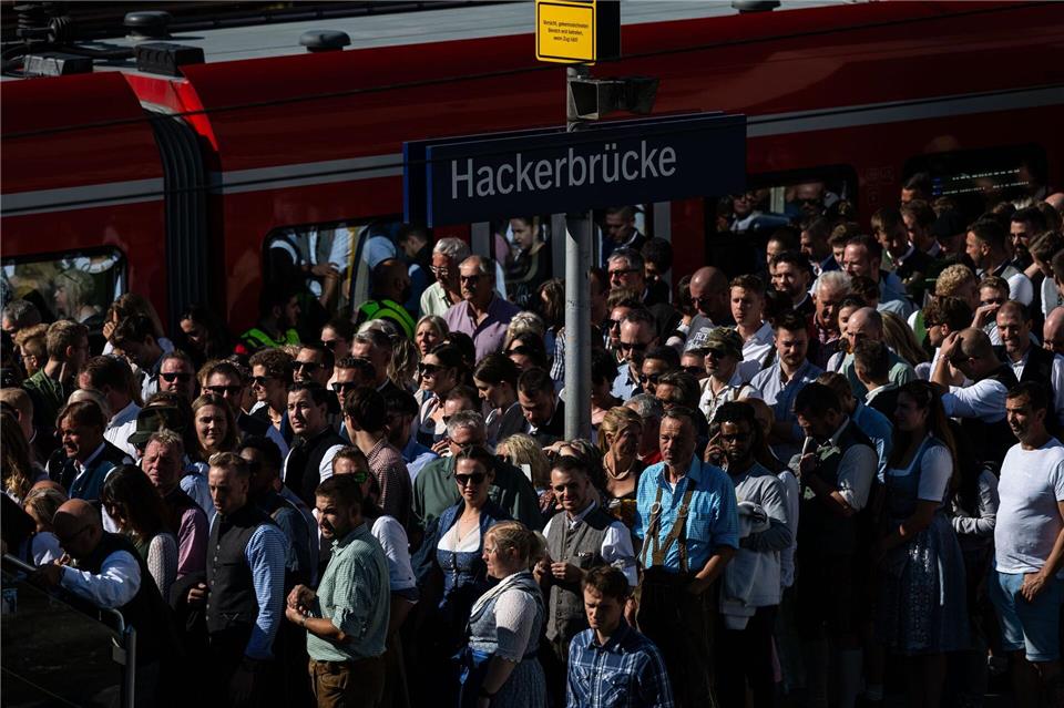 Gerade an der Hackerbrücke steigen viele Wiesnbesucher in die S-Bahn ein und aus (Archivbild).Lukas Barth/dpa