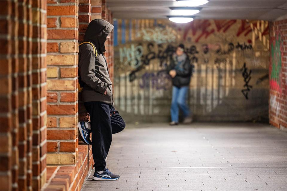 Gerade auf verlassenen und schlecht beleuchteten Wegen können Frauen ein mulmiges Gefühl bekommen. (Symbolfoto)Sina Schuldt/dpa