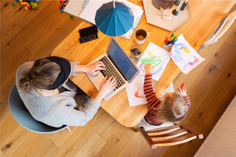 Jeder Vierte im Homeoffice: Arbeiten zu Hause bleibt beliebt Gerade bei Berufstätigen mit Kindern ist das Homeoffice beliebt. (Archivbild)Julian Stratenschulte/dpa