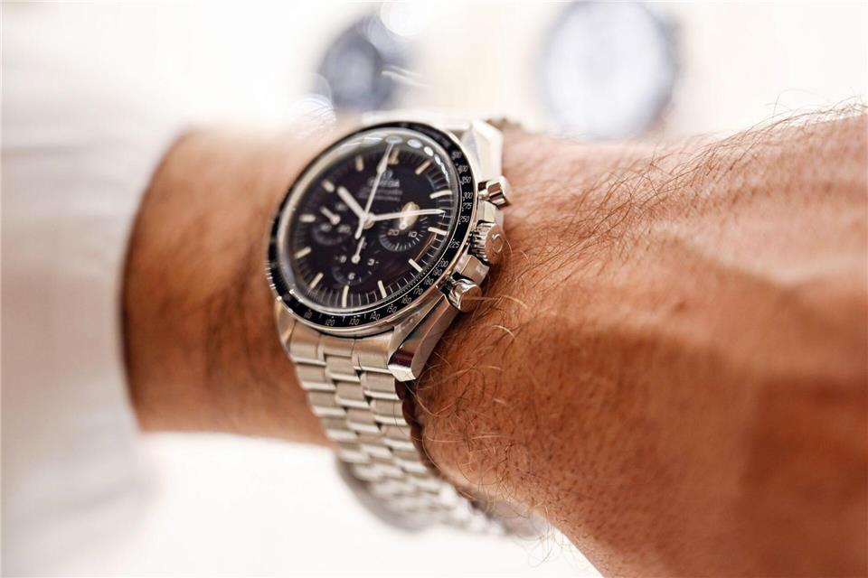 Gerade bei Männern sind Uhren nachgefragt. (Archivbild)Uli Deck/dpa