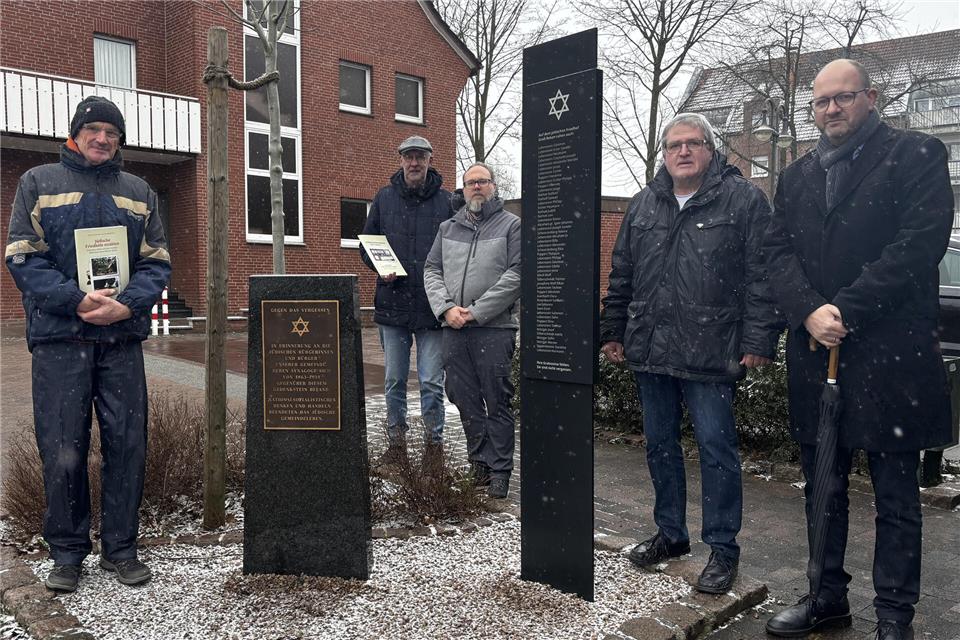 Gerade erst wurde die Stele an der Hauptstraße errichtet: Ulrich Hengemühle (von links), Hermann-Josef Holthausen, Claas Wübbeling und Raimund Wolter vom Heimatverein sowie Bürgermeister Manuel Deitert.