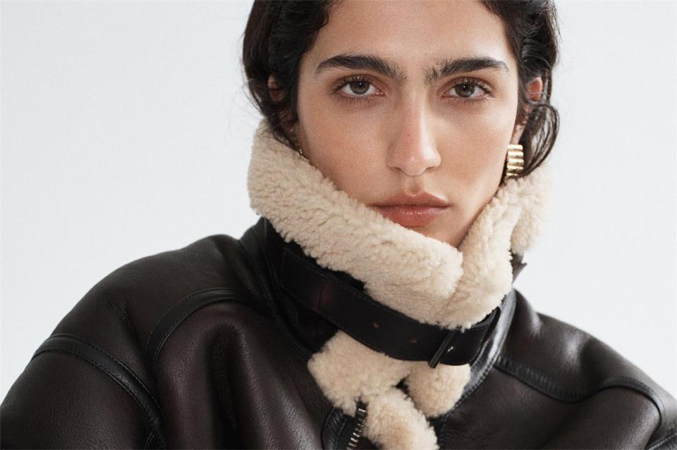 Gerade groß im Kommen: Shearling-Jacken, wie dieses Exemplar mit gemütlichem Kragen von H&M Studio (Jacke ca. 599 Euro).H&M Studio/dpa-tmn