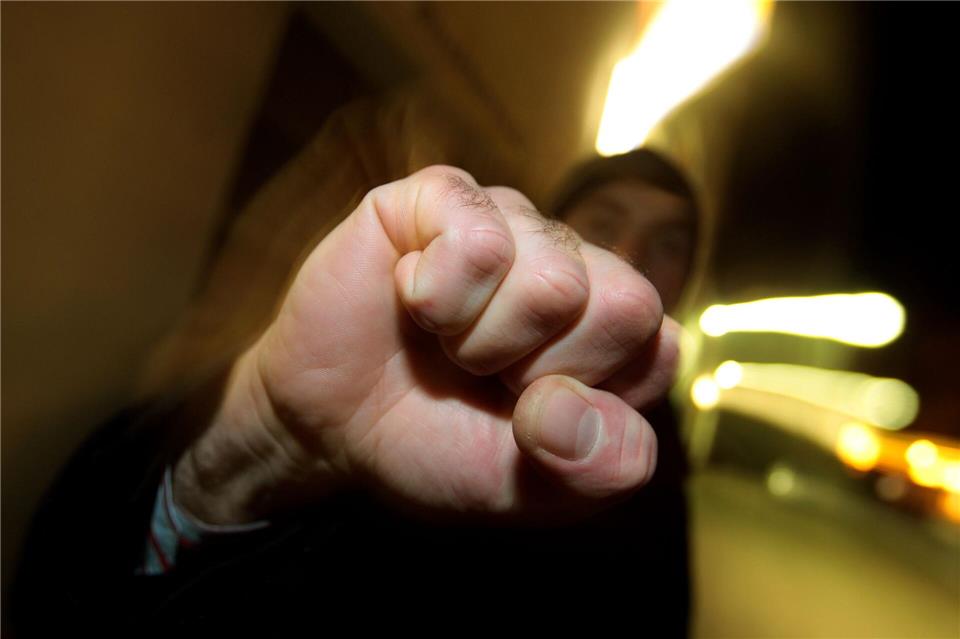 Berufe mit Konfliktpotenzial: Wie man standhält Gerade in Pflege- und Betreuungsberufen erleben viele Beschäftigte Gewalt bei der Arbeit. Karl-Josef Hildenbrand/dpa/dpa-tmn