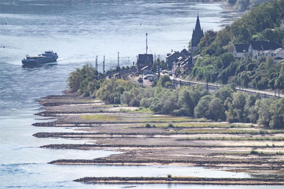 Gerade in diesem Sommer wurde die Binnenschifffahrt auf dem für die Branche so wichtigen Mittelrhein von niedrigen Wasserständen ausgebremst. (Archivbild)Boris Roessler/dpa