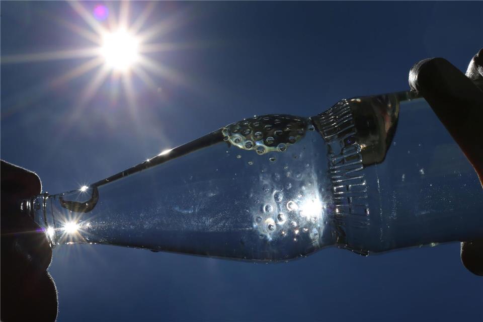 Gerade wer viel schwitzt, sollte Mineralwasser trinken. (Archivbild)Karl-Josef Hildenbrand/dpa
