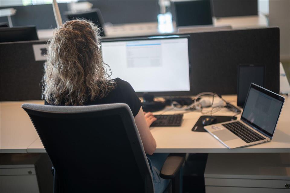 Geradesitzen am Schreibtisch kann eine ganz schöne Herausforderung sein. Die App Posturr will dabei helfen.picture alliance/dpa