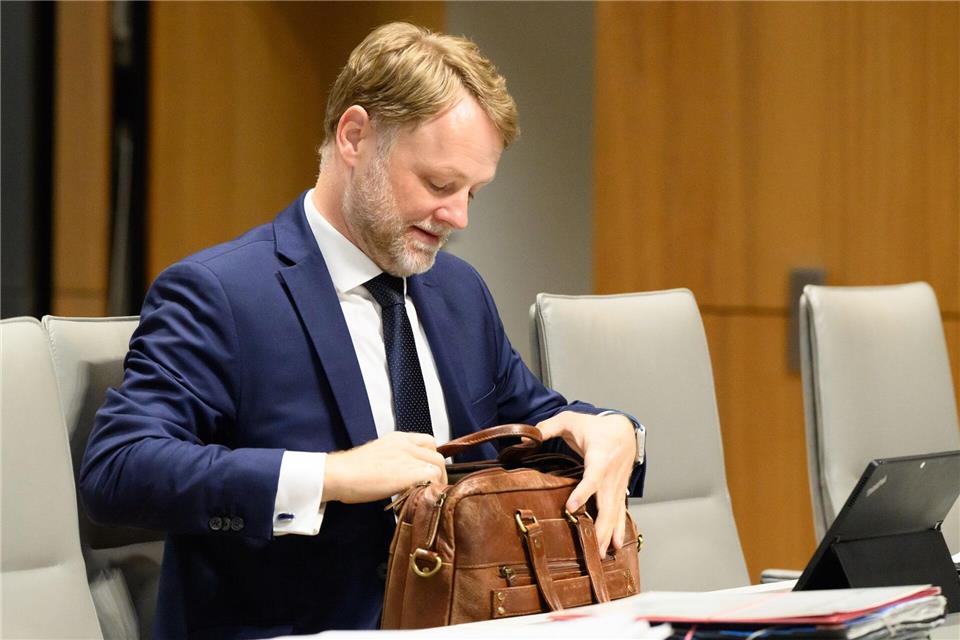 Gerald Heere verweist auf rückläufige Steuereinnahmen im Landeshaushalt.Julian Stratenschulte/dpa