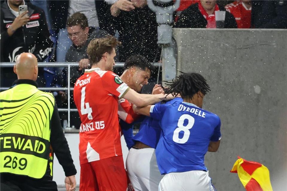 Gerangel von Spielern beider Teams nach der Partie.Philipp von Ditfurth/dpa