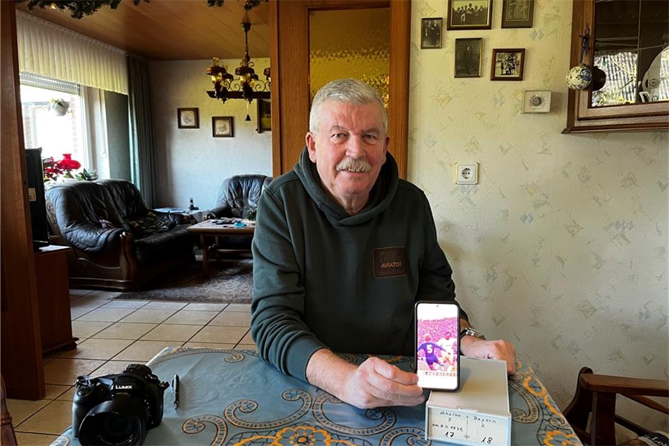 Gerd Lammers zeigt seine Fotosammlung mit Aufnahmen von Fußballlegende Franz Beckenbauer und anderen Fußballgrößen.