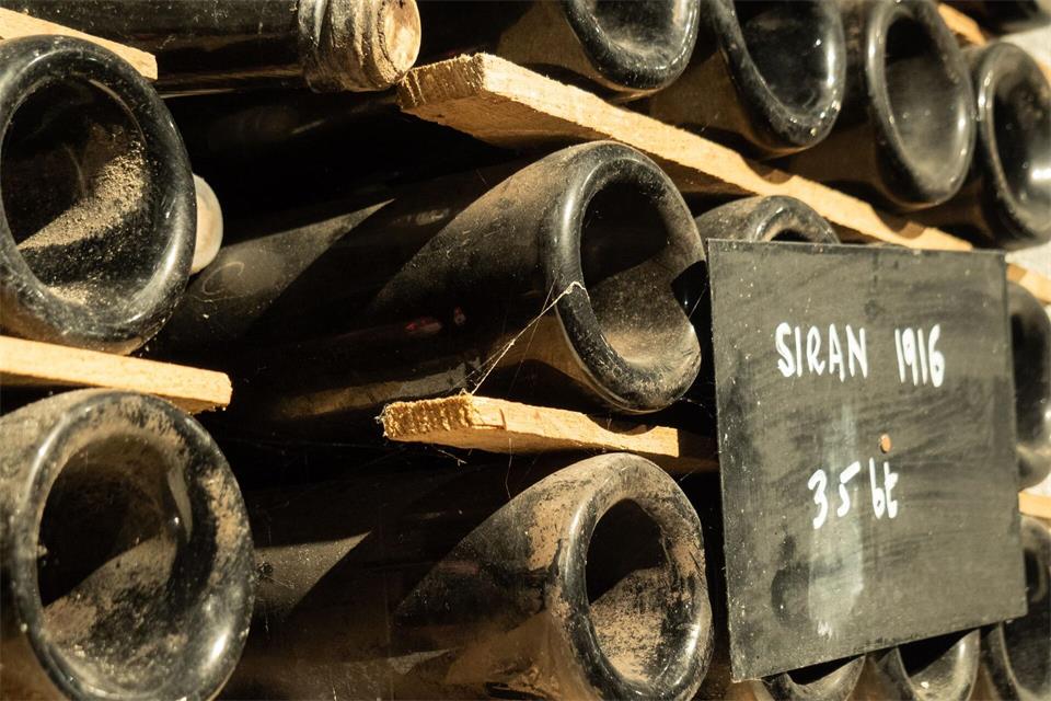 Gereifte, alte Tropfen: historische Flaschenkollektion im Weingut „Château Siran“.Andreas Drouve/dpa-tmn