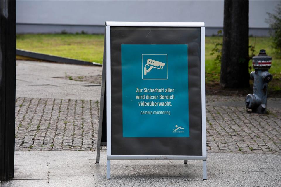 Gericht: Videokameras und Ausweiskontrollen an Berliner Bädern verstoßen nicht gegen den Datenschutz. (Archivbild)Paul Zinken/dpa