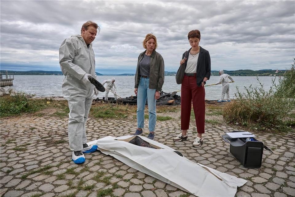 Gerichtsmediziner Gregor Eisen (Ronald Kukulies, l.) gibt den Kommissarinnen Doro Beitinger (Franziska Weisz, M.) und Chiara Locatelli (Maria Wördemann, r.) am Tatort erste Informationen. Patrick Pfeiffer Konstanz/ZDF/dpa